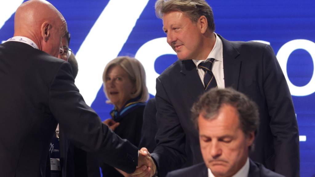 Alexander Ospelt, der neue FIS-Präsident, nimmt die Gratulationen seines Vorgängers Johan Eliasch entgegen