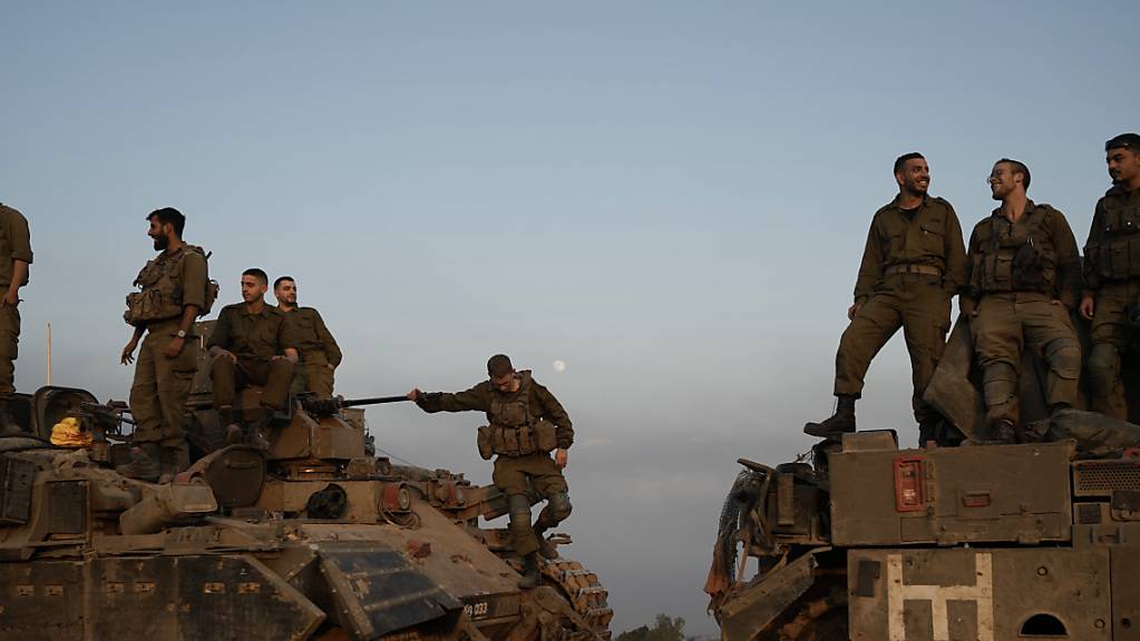 Israelische Soldaten stehen auf gepanzerten Mannschaftstransportwagen (APC) in der Nähe der Grenze zwischen Israel und dem Gazastreifen im Süden Israels.