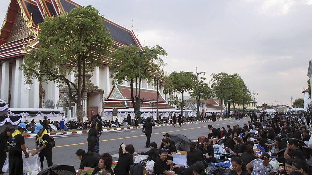 Ganz Thailand trauert: Der Andrang vor dem Wat-Pho-Tempel ist riesig - viele wollen einen guten Platz ergattern, um die Trauerzeremonie aus nächster Nähe miterleben zu können.