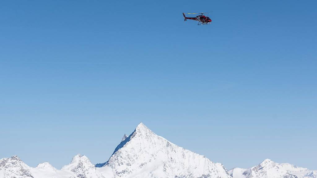 Bei Zermatt hat ein Helikopter am Dienstagmorgen eine bisher nicht identifizierte Leiche geborgen. (Archivbild)
