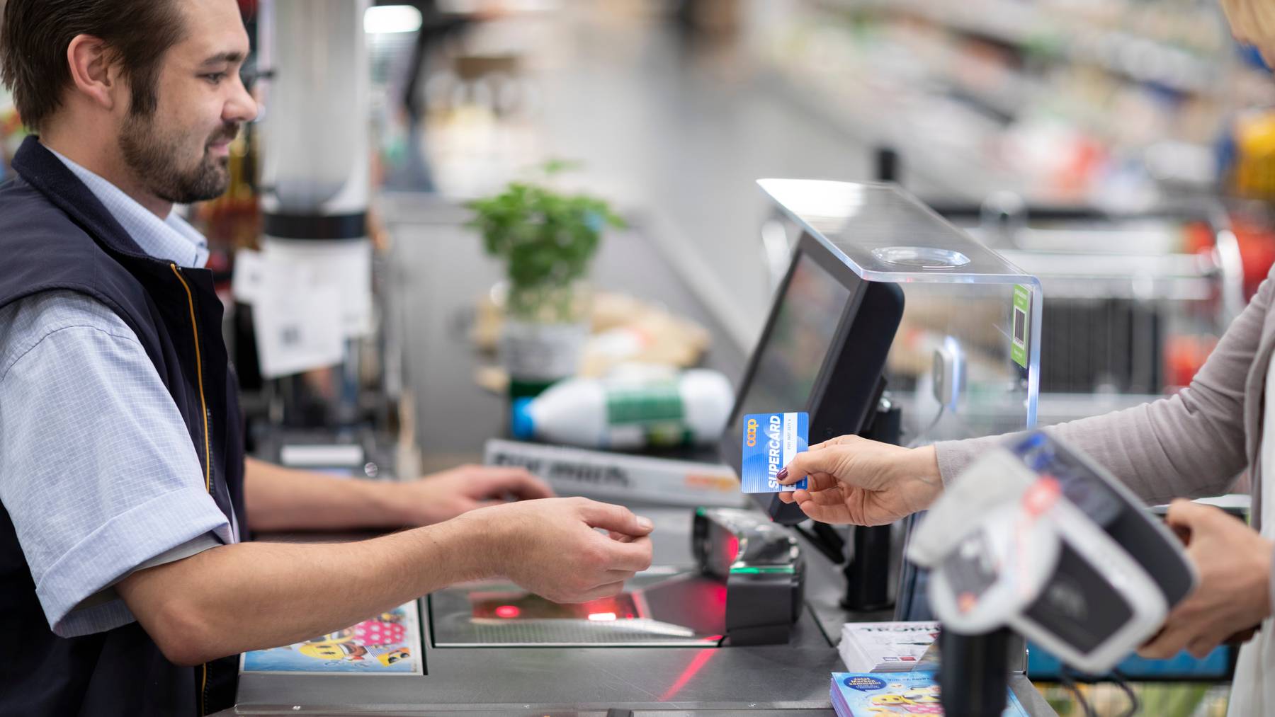 Wer an der Coop-Kasse arbeitet, kann nächstes Jahr mit etwas mehr Einkommen rechnen. (Symbolbild)