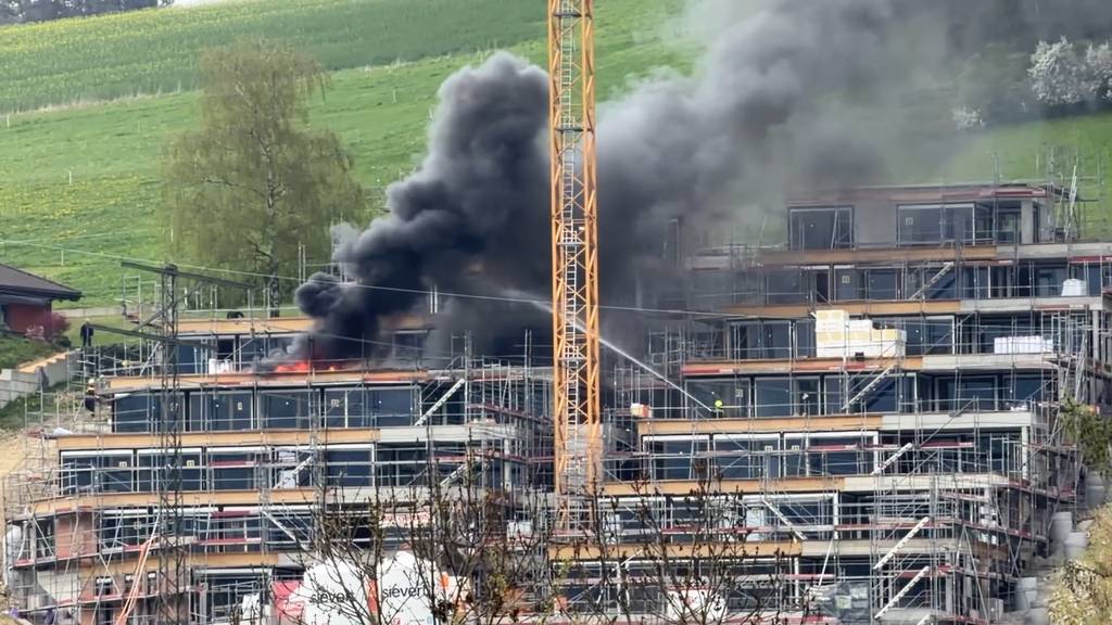 Brand in Erlinsbach sorgt für massive Rauchsäule