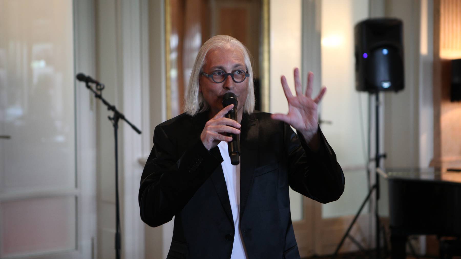 Festival-Direktor Urs Leierer verkündet das Programm vom Blue Balls Festival 2015.