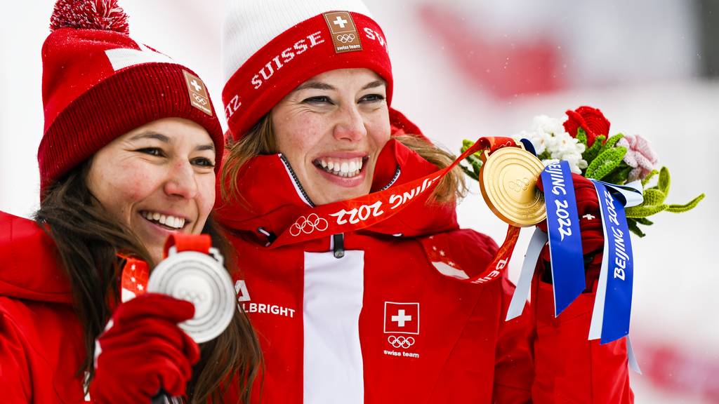 Silbermedaillengewinnerin Wendy Holdener (SUI), Goldmedaillengewinnerin und Olympiasiegerin Michelle Gisin (SUI) während der Siegerehrung in der Alpinen Kombination der Frauen im National Alpine Ski Centre am Donnerstag, 17. Februar 2022, in Yanqing.
