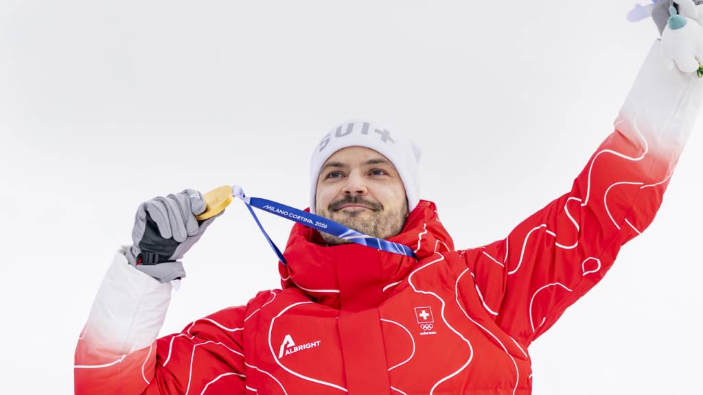 Seht her, Olympia-Gold im Slalom: Loïc Meillard freut sich im Zielraum in Bormio