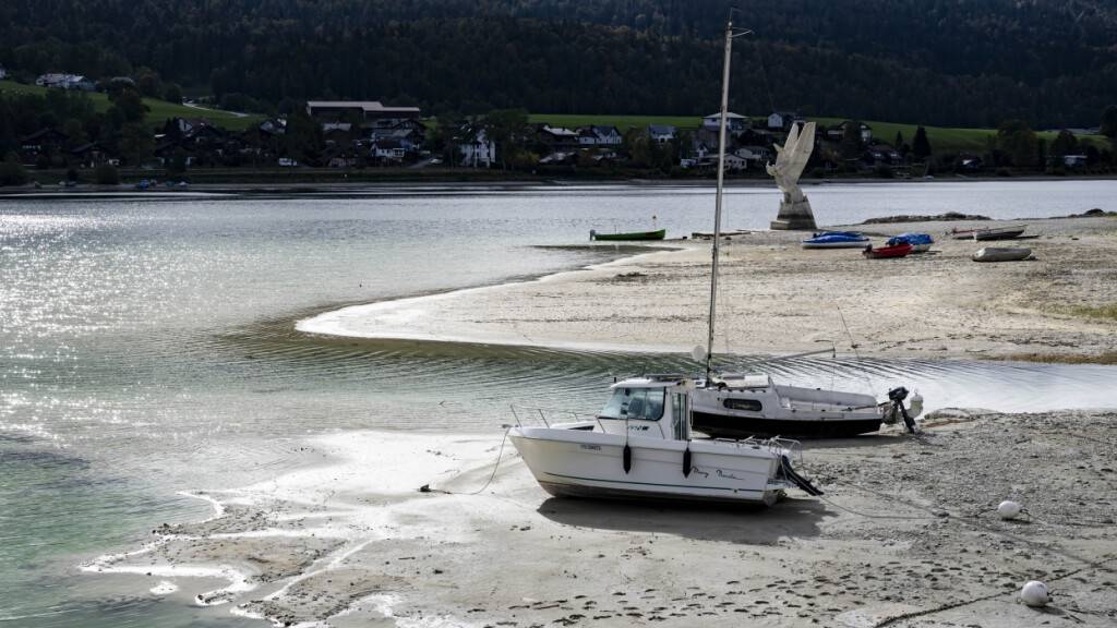 Ohne Niederschläge sinkt der Wasserstand durch Verdunstung durchschnittlich um rund 1,5 Zentimeter pro Tag.