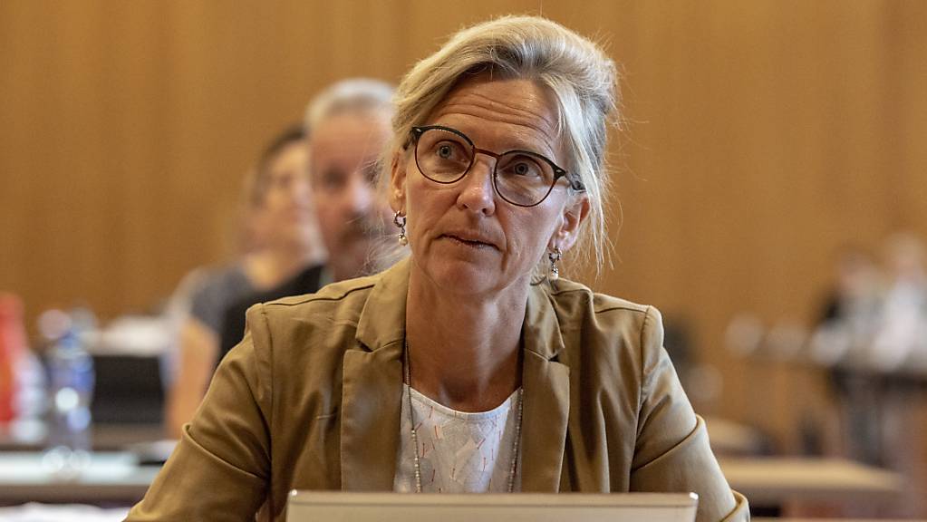 Die Nidwaldner Justizdirektorin Karin Kayser-Frutschi (Mitte) erklärt, dass die Auslagerung für Nidwalden kostenneutral sei. (Archivaufnahme)