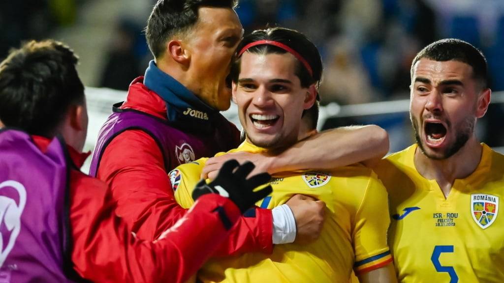 Ianis Hagi (Mitte) freut sich über seinen wichtigen Treffer gegen Israel