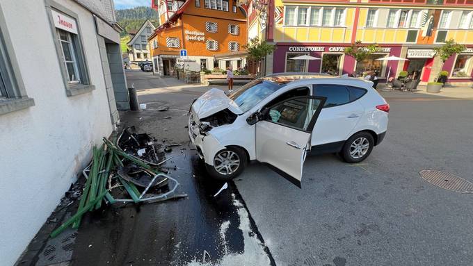 Autofahrer (75) rammt Sitzbank am Landsgemeindeplatz