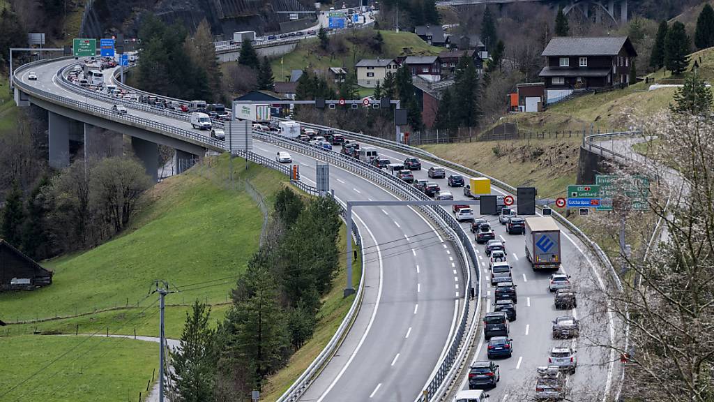 Autos stauen sich auf zehn Kilometern vor dem Gotthard-Nordportal