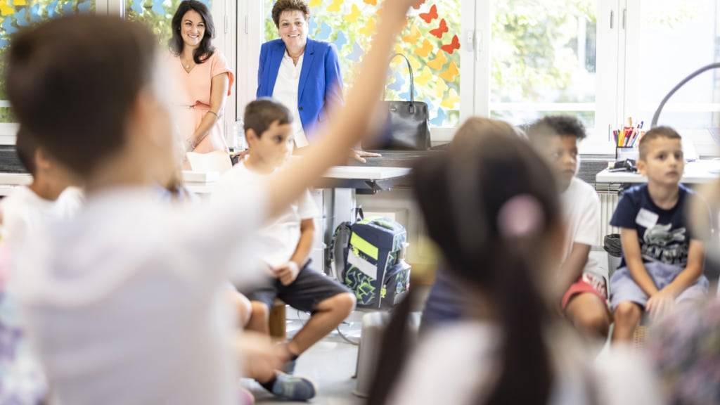 Die Zürcher Bildungsdirektorin Silvia Steiner (Mitte) besuchte am Montag eine Lektion der ersten Primarklasse in der Schule Chrüzächer in Regensdorf.