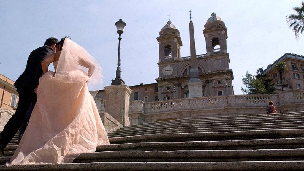 Die Spanische Treppe in Rom vor der Restauration. Mittlerweile ist sie wieder weiss wie das Kleid der Braut. Damit das so bleibt, soll der Zugang in der Nacht gesperrt werden. (Archivbild)