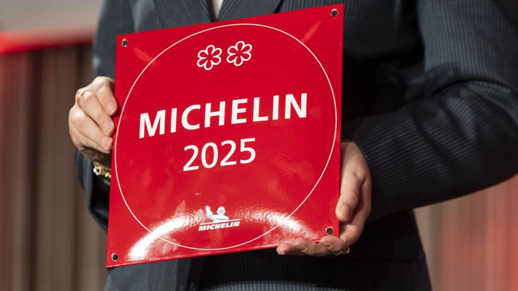 Neun Sterne-Restaurants mehr in der Schweiz als letztes Jahr. Das haben die Verantwortlichen des Guide Michelin für 2025 entschieden. 145 Restaurants kommen in die Kränze. In der Zwei-Sterne-Kategorie gibt es drei Hochgestufte: in Andermatt, Kanton Uri, in Savièse im Wallis und in Ascona im Tessin.