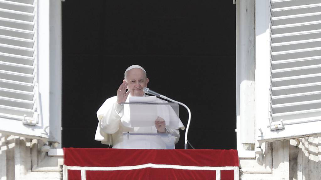 Papst Franziskus spricht sein Angelus-Gebet zu den Menschen auf dem Petersplatz.