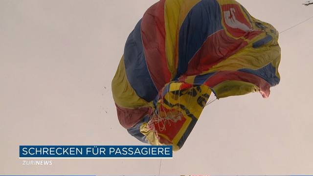 Ballon bleibt in Baum hängen