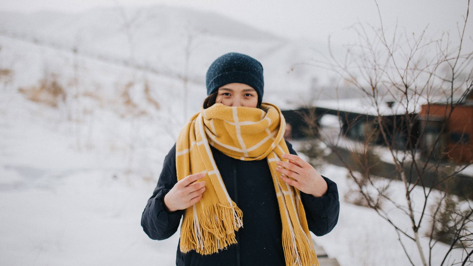 Ein dicker (beheizter) Schal hält dich im Winter warm.