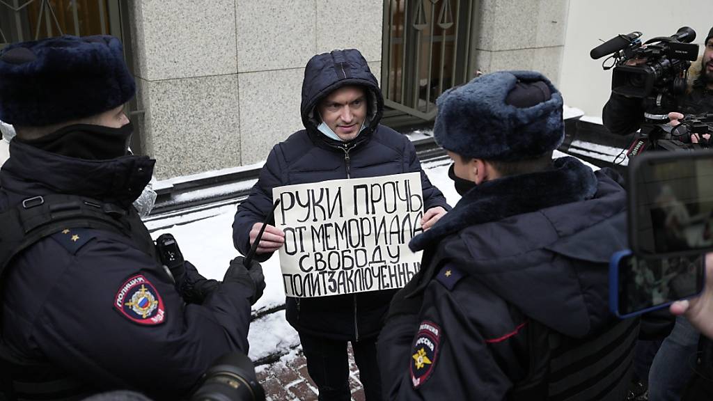 ARCHIV - Russlands oberstes Gericht hat die Auflösung der Menschenrechtsorganisation Memorial verfügt. Foto: Pavel Golovkin/AP/dpa