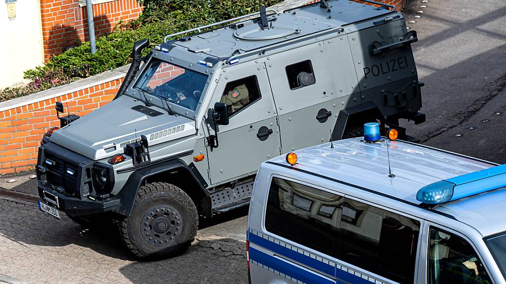 dpatopbilder - Ein gepanzertes Fahrzeug der Polizei verlässt den Hof des Amtsgerichts in Verden. Foto: Sina Schuldt/dpa