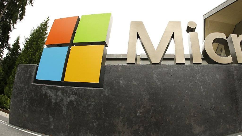 Microsoft-Logo vor einem Besucherzentrum in Seattle: Der Softwareriese trennt sich nach jüngsten Angaben von rund vier Prozent seiner Angestellten. (Archivbild)
