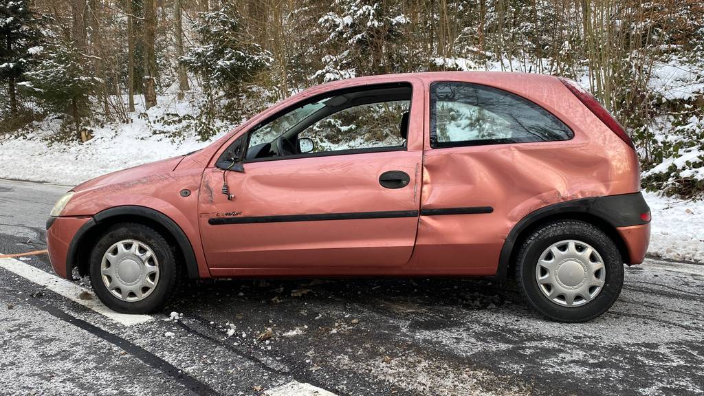 Autofahrerin bei Selbstunfall leicht verletzt