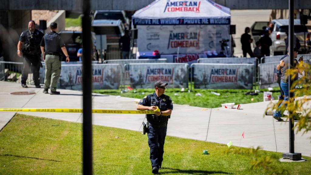 dpatopbilder - Die Polizei sperrt einen Bereich ab, nachdem Charlie Kirk, Geschäftsführer und Mitbegründer der konservativen Jugendorganisation Turning Point USA, angeschossen wurde. Foto: Tess Crowley/The Deseret News/AP/dpa