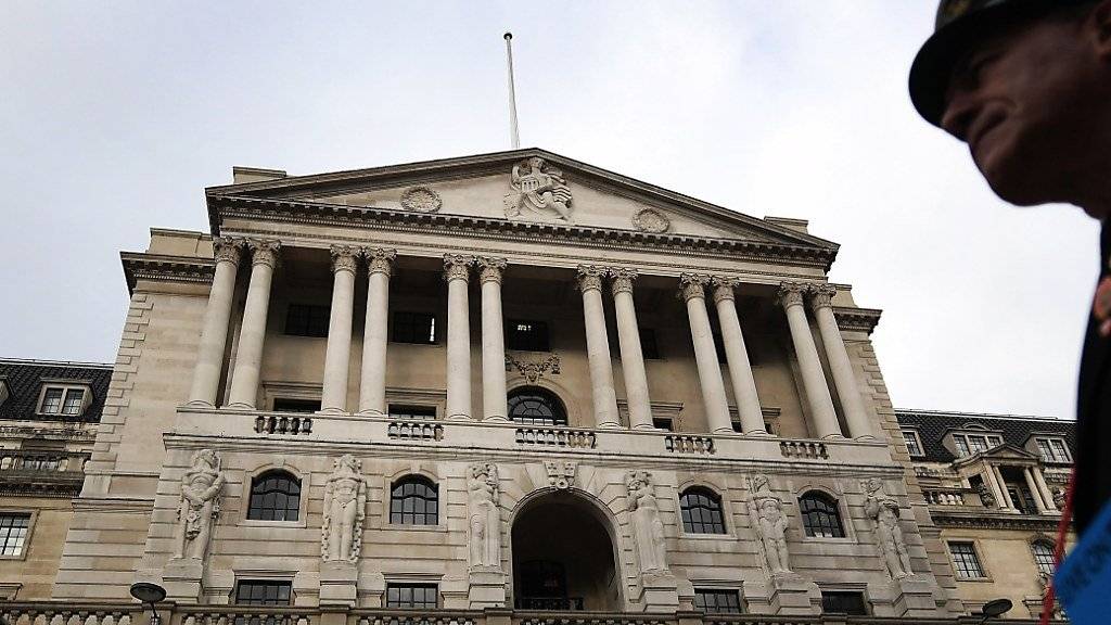 Die Bank of England in London erhöht erstmals seit der Finanzkrise die Zinsen.