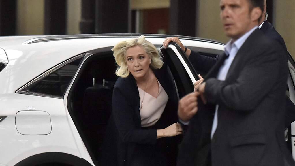 Marine Le Pen (links) steigt aus einem Auto aus, bevor sie an einem Parteitag teilnimmt.
