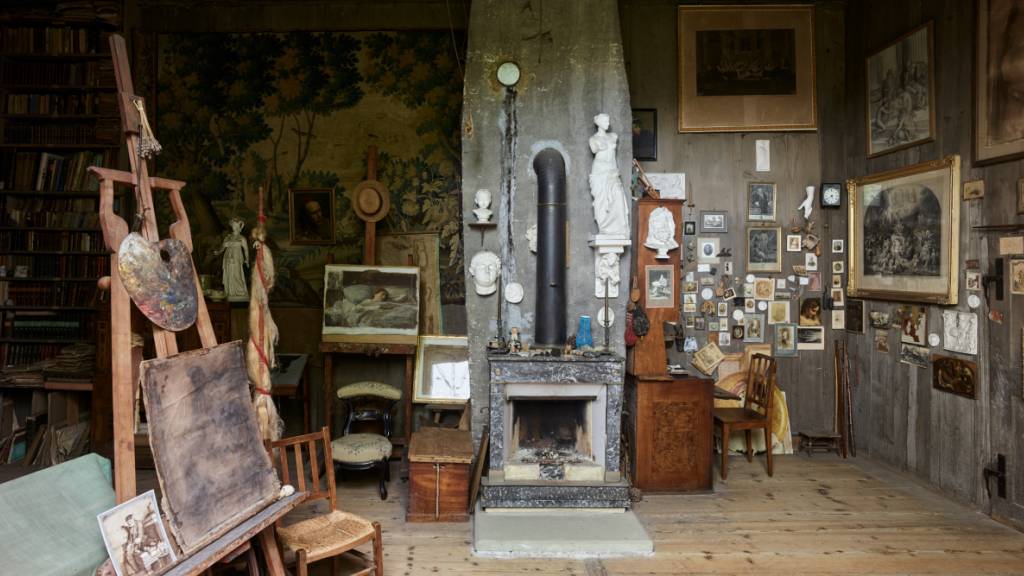 Einen Blick ins Atelier von Albert Anker. Das Atelier sowie die historische Wohnung sind nur mit Führung zu besichtigen, die Dauerausstellung im Ankerhaus sowie die Wechselausstellungen im Kunstpavillon können frei besichtigt werden.