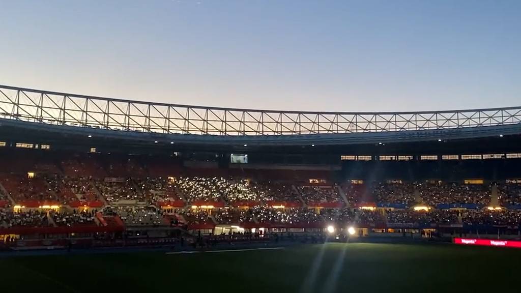 Fans kreieren Lichterwelle in Fussballstadion