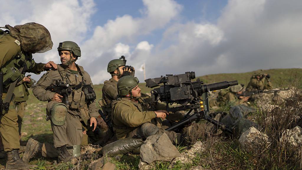 Israelische Reservisten und Panzertruppen nehmen an Trainingsübungen an der libanesischen Front auf den israelisch kontrollierten Golanhöhen teil. Foto: Ohad Zwigenberg/AP/dpa