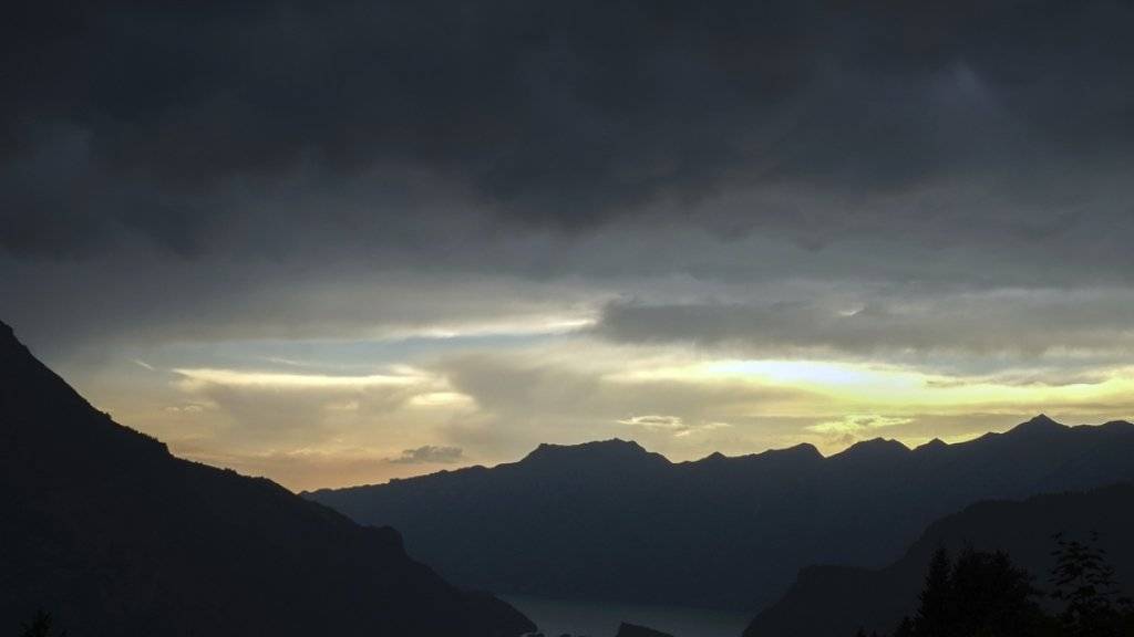 Es drohen stürmische Stunden: Im Bild ein dunkler Himmel über dem Brienzersee im Berner Oberland. (Archiv)