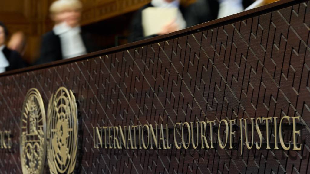 Die Richter begeben sich zu ihren Plätzen, bevor sie das Gutachten des Internationalen Gerichtshofs zu der Frage verlesen, was Israel tun muss, um sicherzustellen, dass humanitäre Hilfe die Palästinenser im Gazastreifen und im besetzten Westjordanland erreicht. Foto: Peter Dejong/AP/dpa