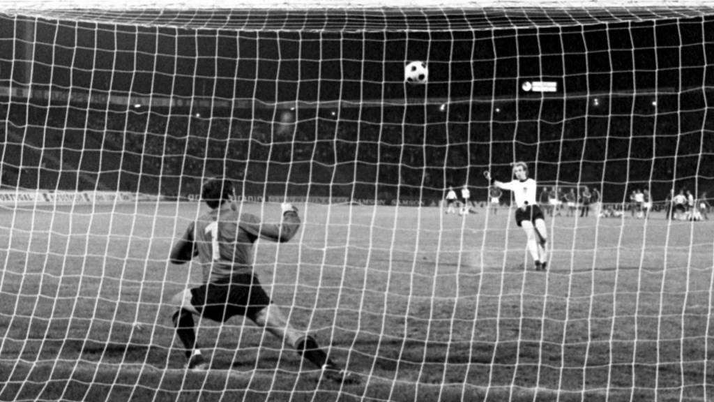 Uli Hoeness schoss seinen Penalty im Final gegen die Tschechoslowakei in den Belgrader Nachthimmel