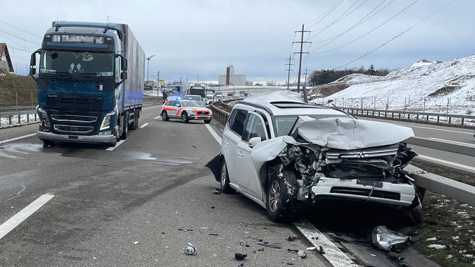 Wegen Unfall zwischen Lastwagen und zwei Autos: A1 während drei Stunden gesperrt