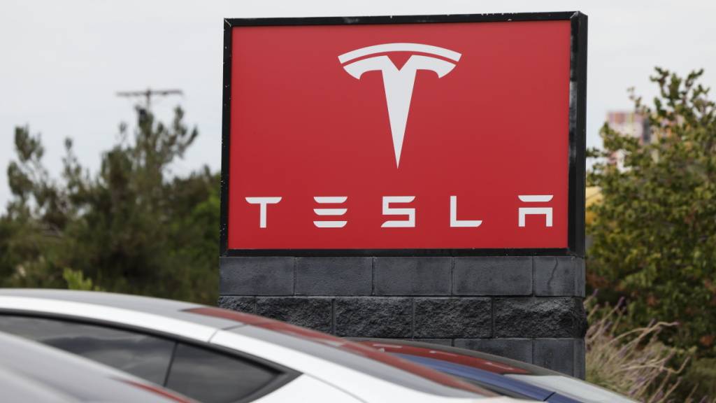 Deutlicher Fall der Tesla-Aktie bei gleichzeitiger Umsatzsteigerung - die Wall Street zeigt sich enttäuscht. (Archivbild)
