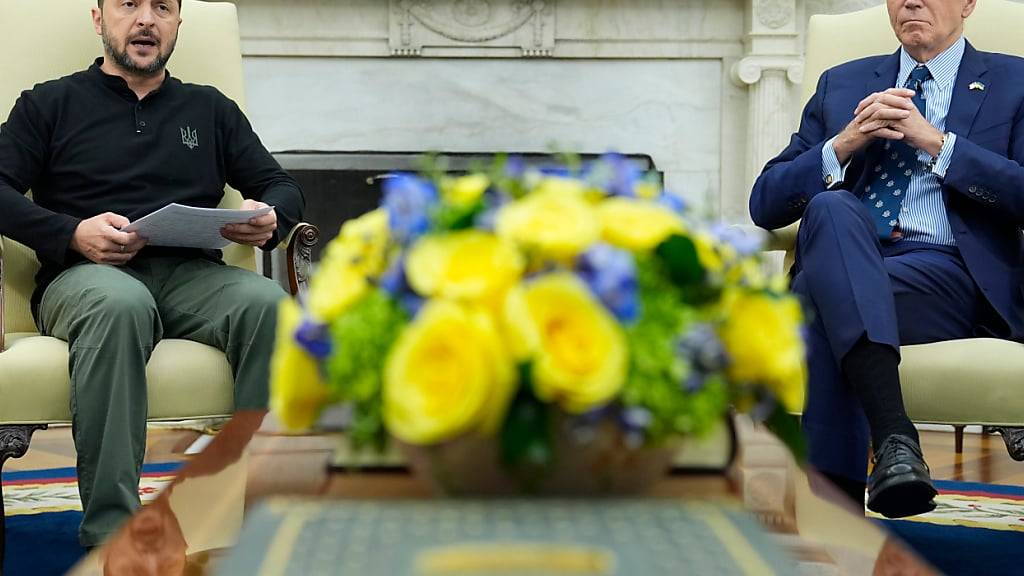 ARCHIV - US-Präsident Joe Biden (r) hört Ukraines Präsident Wolodymyr Selenskyj zu. Foto: Susan Walsh/AP/dpa