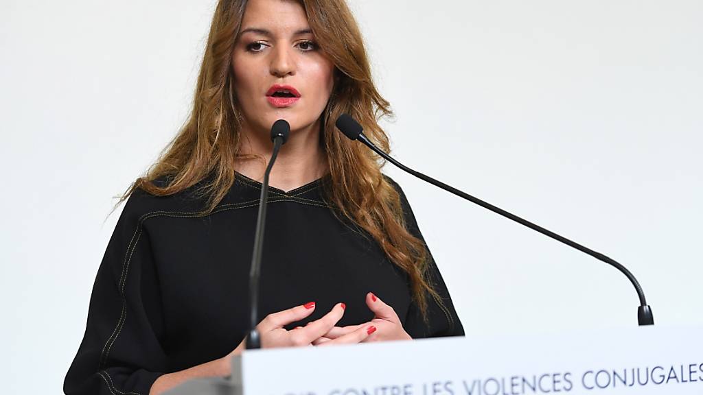 Frankreichs Staatssekretärin für Gleichstellung, Marlène Schiappa, kündigte die Einrichtung von speziellen «Männerhäusern» an, in die Gewalttäter aufgenommen werden sollen, damit nicht die Frauen die gemeinsame Wohnung verlassen müssen.