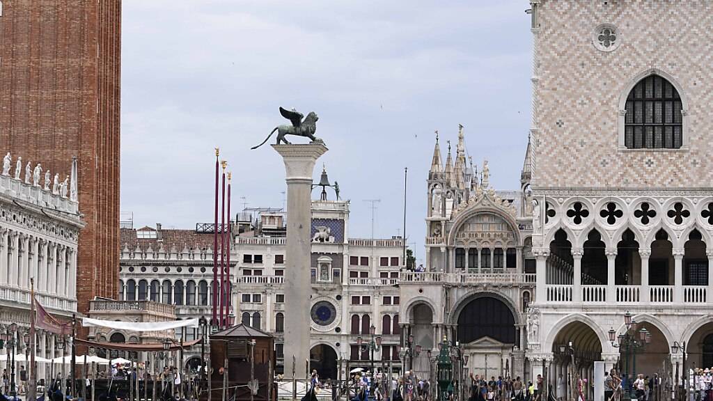 Ein Blick vom Wasser auf den Markusplatz in Venedig. Venedig und Budapest sind knapp einer Einstufung als bedrohtes Welterbe durch die Unesco entgangen. Trotz Sorgen über die beiden Kultur- und Naturstätten sah das zuständige Komitee am Donnerstag davon ab, sie auf die Rote Liste zu setzen. Foto: Luca Bruno/AP/dpa