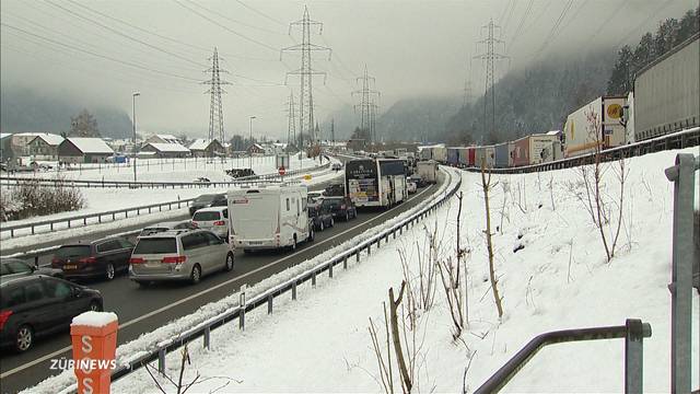 Neuschnee sorgt für Verkehrschaos vor Gotthard