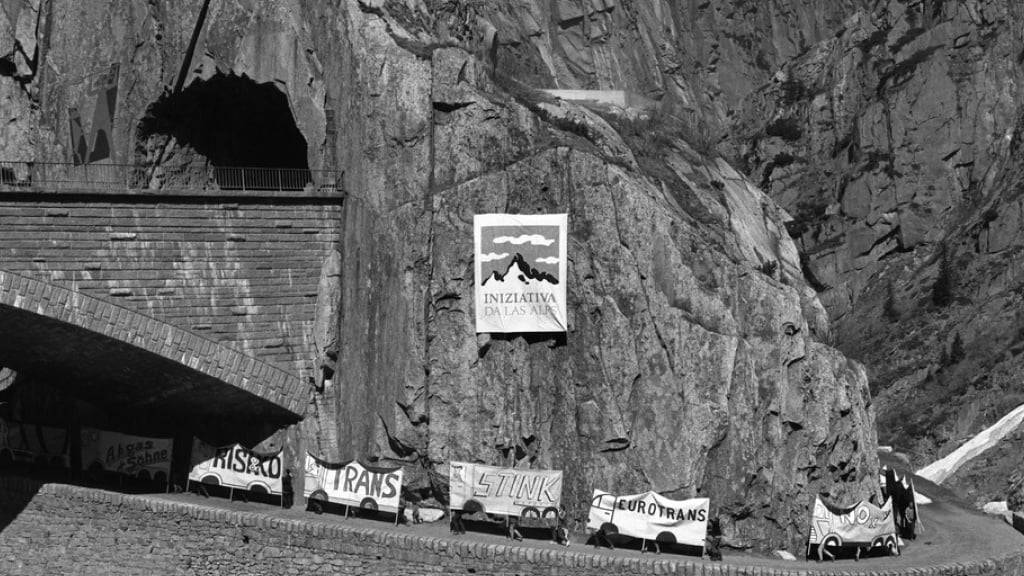 Protestaktion der Promotoren der Alpen-Initiative in der Schoellenenschlucht am 5. August 1989, zum Schutz des Alpengebiets vor dem Transitverkehr. (Archivbild)