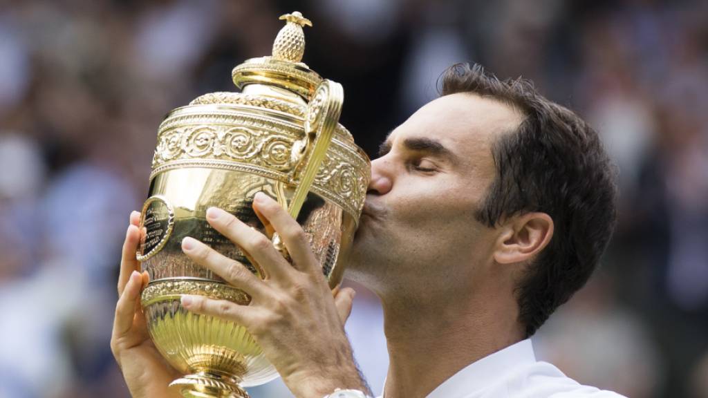 Acht Mal die Wimbledon Trophäe geküsst: Nun applaudiert Roger Federer mit dem Turnier in London den «Helden an der Front».