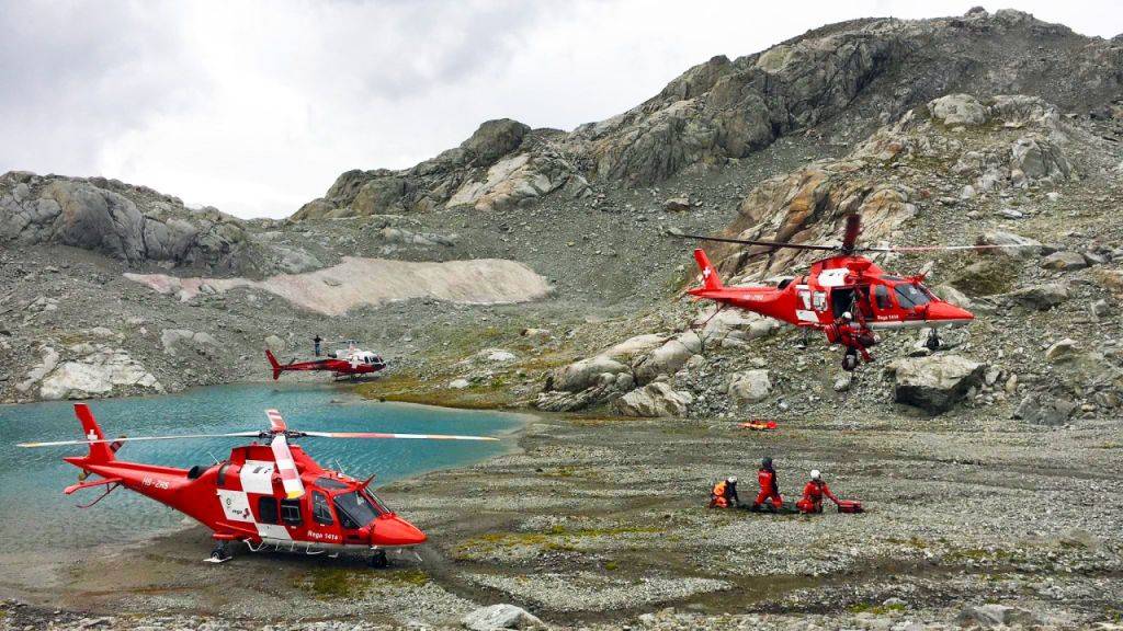 Für die Rettung der Verunfallten am Obertalgletscher BE standen mehrere Helikopter im Einsatz.