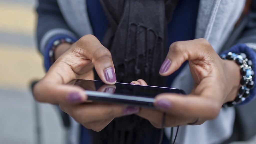 Mal eben per Smartphone ins Internet: In der Schweiz fast schon selbstverständlich - für viele Menschen in Entwicklungsländern aber nicht möglich.