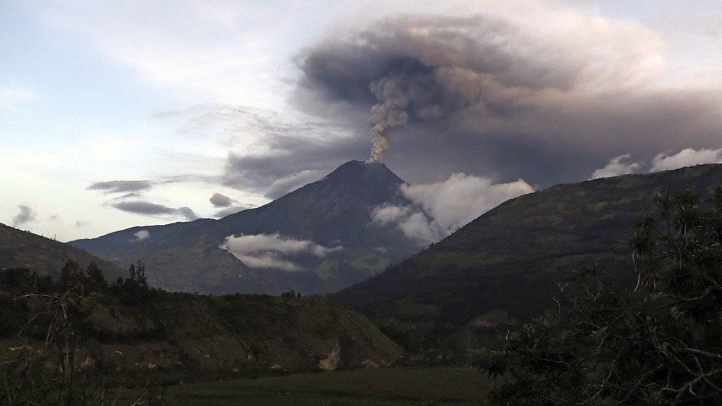 Rauch steigt aus dem Vulkan Tungurahua - laut Medien bis zu 3000 Meter über dem Gipfel.