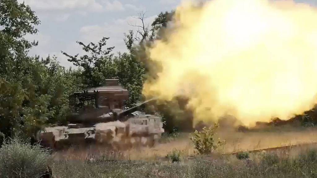 Russland hat den Osten der Ukraine laut dem ukrainischen Generalstab heftig angegriffen. Foto: Uncredited/Russian Defense Ministry Press Service/AP/dpa - ACHTUNG: Nur zur redaktionellen Verwendung und nur mit vollständiger Nennung des vorstehenden Credits