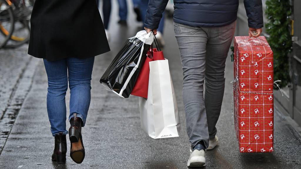 Geschenke Einkauf beim Sonntagsverkauf an der Zuercher Bahnhofstrasse am Sonntag, 22. Dezember 2019. / Weihnachtsgeschenk