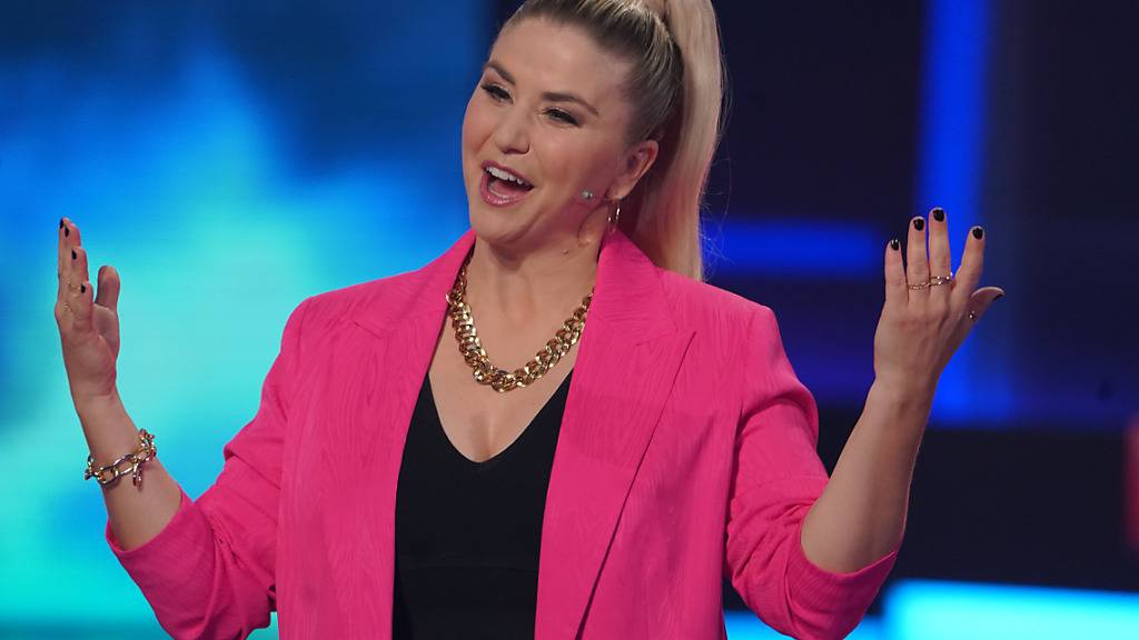 Küsst Moderatorin Andrea Kiwel auf den Mund: Die Schlagersängerin Beatrice Egli. (Archivbild)