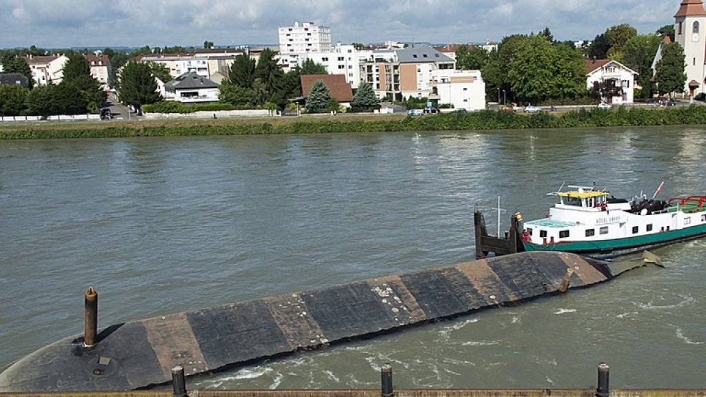Das nach der Havarie vom August 2014 kieloben im Rhein liegende Kieslastschiff «Merlin». (Archivbild)