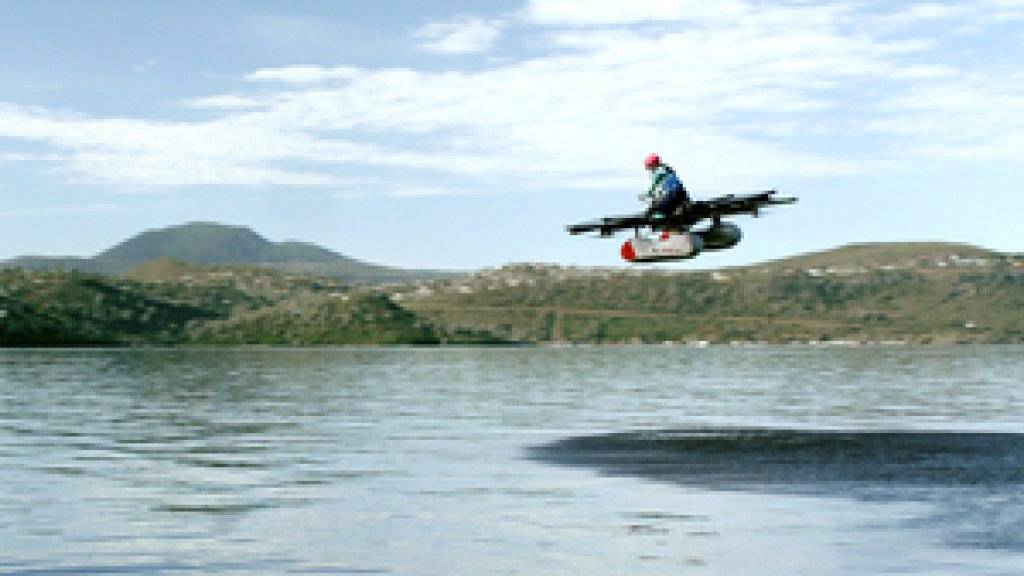Die freie Journalistin Cimeron Morrissey fliegt einen Prototyp des elektronischen «Kitty Hawk Flyer»-Octocopters.