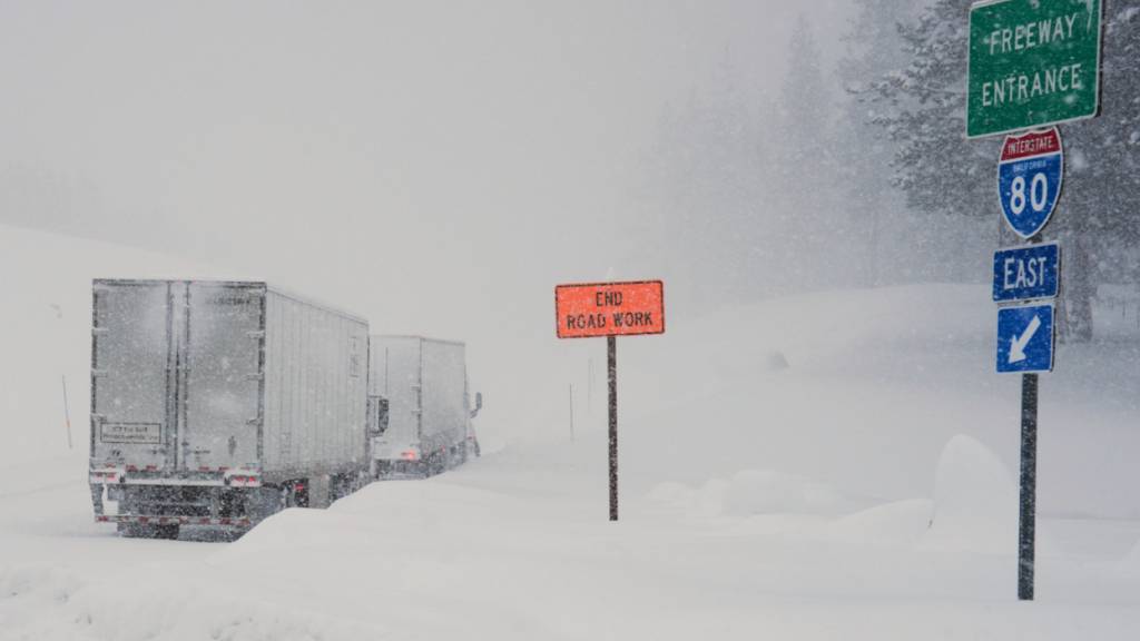 dpatopbilder - Während eines Schneesturms reihen sich Lastwagen entlang der Interstate 80 auf. Foto: Brooke Hess-Homeier/AP/dpa